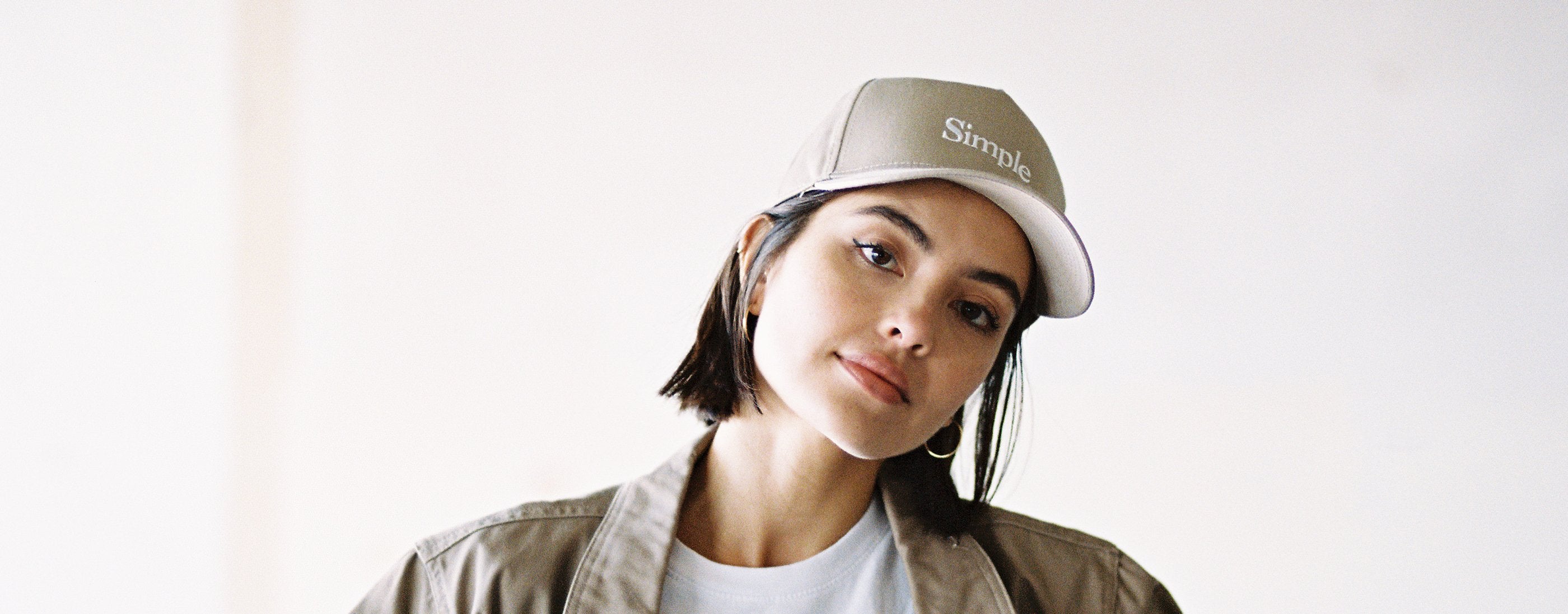 Model wearing sand Simple hat